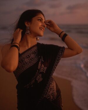 Meenakshi Dinesh Instagram - In my era

@mizhi_333 

Saree @tales_of_yellow_yarn