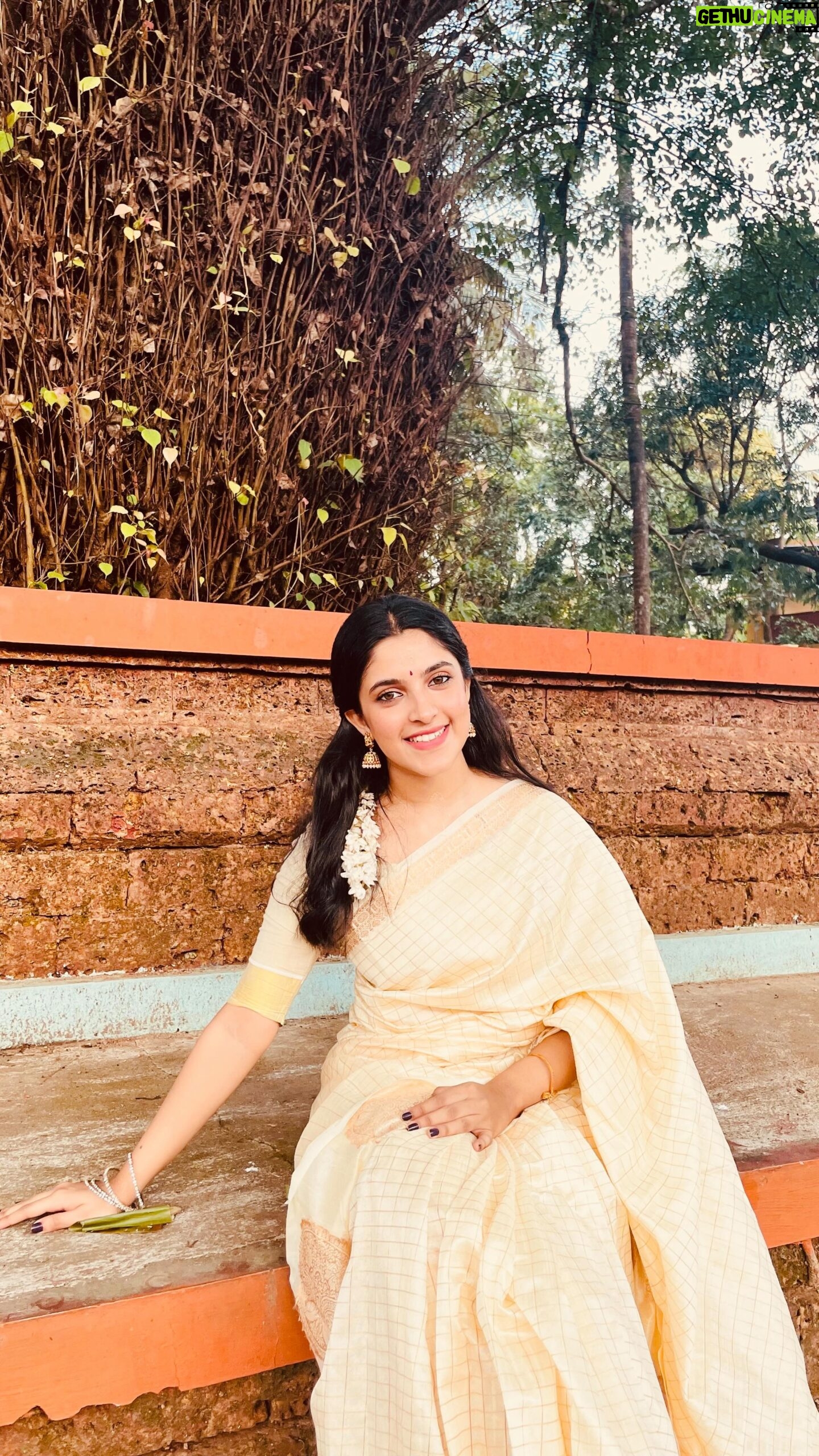 Meenakshi Dinesh - 187.3K Likes - This was my favourite pick from @peachmodeinsta
Completely loved the fabric & print🫶🏻
Saree: @peachmodeinsta