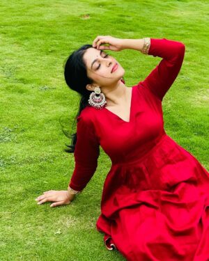 Meenakshi Dinesh Instagram - Didn’t have a Christmas tree..so got decked up like a Christmas tree🎄 

Merry Christmas ❤️