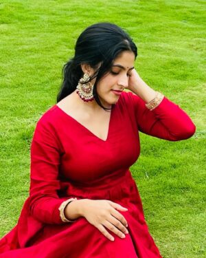 Meenakshi Dinesh Instagram - Didn’t have a Christmas tree..so got decked up like a Christmas tree🎄 

Merry Christmas ❤️