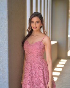 Meenakshi Dixit Instagram - Ee Khudaa! Dikha mujhe, bana mujhe, sikha mujhe…
Bus woh jo tu chahata hai…
#meenakshidixit 

📸 @deepak_das_photography 
HAM @nishimanek 

#photoshoot #photooftheday #instafashion #instamood