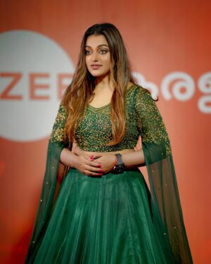 Meera Anil Instagram - .
Zee Keralam Maholsavam 🎙️
@zeekeralam 

👗 | @amiqdesigns 
Makeup | @mukeshmuralimakeover