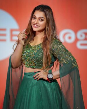 Meera Anil Instagram - .
Zee Keralam Maholsavam 🎙️
@zeekeralam 

👗 | @amiqdesigns 
Makeup | @mukeshmuralimakeover