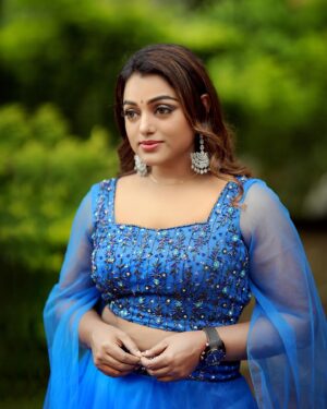 Meera Anil Instagram - Good morning 

.
👗 @aalaadesigners
Jewellery | @jewelhut_tvm 
📸 @cardamom_wedding_stories