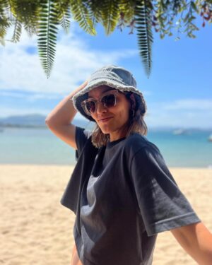 Megan Montaner Instagram - Quiero más @martahazas ! 🌊🌞🧡