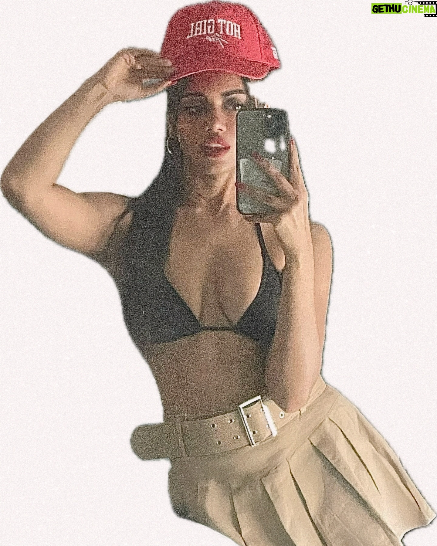 Megan Suri - 40.8K Likes - Real hot girl shit 🫡
(Swipe to the last slide to see me at my hottie graduation)