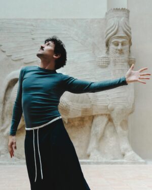 Mehdi Kerkouche Instagram - J-2 @museelouvre 💥🫣💥
Dernières répétitions avant la première de Courez au Louvre ce mercredi ! 
Chaque jour avant l’ouverture du musée, guidés par 2 capitaines de ma compagnie @emkadanceproject @jeremiesibethal @fannycolliard, vous déambulerez dans les plus belles salles du Louvre pour un morning workout d’exception :
Yoga avec @lauredary, dancehall avec @queensyblz, cardio avec @lemovedeleo et disco avec #Salimbagayoko 
Qui qui vient ??!!
📸 @hanna_pallot 
👗 @guillaumeboulez