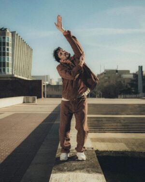 Mehdi Kerkouche Instagram - MUUUUUUM IM IN THE @nytimes 😱🫣🙏🏻
(Bon je lui ai dit en français, ça marche très bien et en vrai je suis sur un muret et un rooftop à Créteil 😅✌🏻) 
📸 @julien_mignot 
👔 @guillaumeboulez 
✒️ @roslyn.sulcas 
🙏🏻 @messotresor
#ny #newyorktimes #isthisreal ?