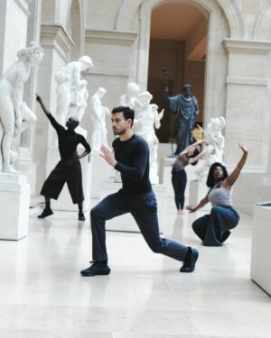 Mehdi Kerkouche Instagram - @emkadanceproject X @museelouvre ⚡️🏁💪🏻 🧘‍♀️ 
Et si on transformait le plus grand musée du monde en la plus grande salle de danse et de sport du monde ? 
Je vous donne rdv avec ces 4 coachs d’exceptions du 24 avril au 31 mai au musée du Louvre, avant l’ouverture de ces portes, pour un morning workout dont vous vous souviendrez toute votre vie : yoga avec @lauredary , dancehall avec @queensyblz , cardio avec @lemovedeleo et groove avec Salim Bagayoko, le tout au milieu des plus belles œuvres du musée 🥹
Billetterie ouverte très bientôt, retrouvez le lien pour recevoir la newsletter en bio 🫰🏻
ATTENTION : places très limitées 🫠🫠🫠
Ps : un an que j’attends de vous le dire 😭😭😭
📸 @hanna_pallot 
👗 @guillaumeboulez