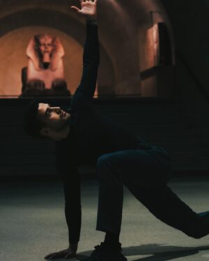 Mehdi Kerkouche Instagram - @emkadanceproject X @museelouvre ⚡️🏁💪🏻 🧘‍♀️ 
Et si on transformait le plus grand musée du monde en la plus grande salle de danse et de sport du monde ? 
Je vous donne rdv avec ces 4 coachs d’exceptions du 24 avril au 31 mai au musée du Louvre, avant l’ouverture de ces portes, pour un morning workout dont vous vous souviendrez toute votre vie : yoga avec @lauredary , dancehall avec @queensyblz , cardio avec @lemovedeleo et groove avec Salim Bagayoko, le tout au milieu des plus belles œuvres du musée 🥹
Billetterie ouverte très bientôt, retrouvez le lien pour recevoir la newsletter en bio 🫰🏻
ATTENTION : places très limitées 🫠🫠🫠
Ps : un an que j’attends de vous le dire 😭😭😭
📸 @hanna_pallot 
👗 @guillaumeboulez