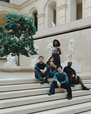 Mehdi Kerkouche Instagram - J-2 @museelouvre 💥🫣💥
Dernières répétitions avant la première de Courez au Louvre ce mercredi ! 
Chaque jour avant l’ouverture du musée, guidés par 2 capitaines de ma compagnie @emkadanceproject @jeremiesibethal @fannycolliard, vous déambulerez dans les plus belles salles du Louvre pour un morning workout d’exception :
Yoga avec @lauredary, dancehall avec @queensyblz, cardio avec @lemovedeleo et disco avec #Salimbagayoko 
Qui qui vient ??!!
📸 @hanna_pallot 
👗 @guillaumeboulez