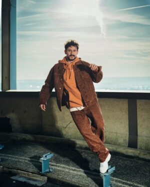 Mehdi Kerkouche Instagram - MUUUUUUM IM IN THE @nytimes 😱🫣🙏🏻
(Bon je lui ai dit en français, ça marche très bien et en vrai je suis sur un muret et un rooftop à Créteil 😅✌🏻) 
📸 @julien_mignot 
👔 @guillaumeboulez 
✒️ @roslyn.sulcas 
🙏🏻 @messotresor
#ny #newyorktimes #isthisreal ?