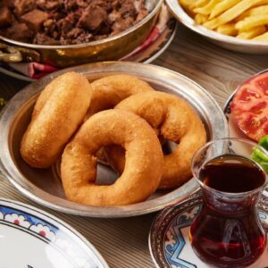Mehmet Bozdağ Instagram - Kahvaltının Türk kültüründe ayrı bir yeri vardır. Tüm aile bir arada güne keyifle başlar. O sofrada neler olmaz ki? Baldan,tereyağına, sucuktan yumurtaya türlü çeşit sunulur karşımıza.. 

ZENNUP1844 ailesi olarak biz de geleneksel aile kahvaltılarımızdan ilham alarak sizlere içten bir kahvaltı sofrası kurduk ♥️ 

Gemlik zeytininden, Kars kaşarına, Kayseri sucuğundan, Rize kavurmasına her yöreden de lezzetler ekledik sofraya. Bir de fırından yeni çıkmış ekmeğimizi, simidimizi de ekledik yanlarına 🥯🥖

Sevdiklerinizle birlikte unutulmaz bir kahvaltı deneyimi yaşamak için sizleri soframıza bekliyoruz. Gelin, her lokmada Anadolu’nun her bir köşesine yolculuk yapmanın keyfini birlikte çıkaralım 🌸

#kahvaltı #Türkkahvaltısı #ZennupKahvaltı #GelenekselTatlar #AnadoluLezzetleri #Zennup1844 #SabahKeyfi #DoğalLezzetler #FırındanYeniÇıkmış #TürkMutfağı #KahvaltıSofrası #AileKahvaltısı #Zeytin #Kaşar #Sucuk #Kavurma #TazeEkmek #ÇayKeyfi #LezzetDoluAnlar #kahvaltıyadavet