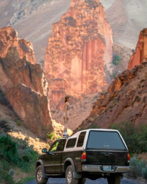 Mei Ho Instagram - 📍Leslie Gulch, Oregon, USA
像到了另一個星球，每一幕都像電影場景，被岩層團團圍繞著。真的好美！

It felt like being on another planet. Each view was like a scene from a movie, set against the steep rock formations. It was GORGEOUS!