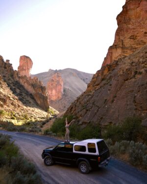 Mei Ho Instagram - 📍Leslie Gulch, Oregon, USA
像到了另一個星球，每一幕都像電影場景，被岩層團團圍繞著。真的好美！

It felt like being on another planet. Each view was like a scene from a movie, set against the steep rock formations. It was GORGEOUS!
