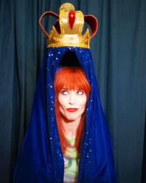 Mel Lisboa Instagram - Fotos novinhas que fiz da @mellisboa como @ritalee_oficial para celebrar! Celebrar a indicação da Mel aos prêmios APCA e Shell por “Rita Lee: uma autobiografia musical” 💙 Celebrar a prorrogação do espetáculo, até 8 de dezembro no @teatroporto (sucesso ✨✨✨)!

Sobre as fotos: Rita homenageou Nossa Senhora Aparecida nos anos 90 (última imagem do carrossel, tirada do livro “favoRita”) E esse momento é lembrado no musical. Aliás, é uma de mimhas cenas preferidas (mais não falo, para não dar spoiler). Ave Rita! Parabéns, Mel!

#ritalee