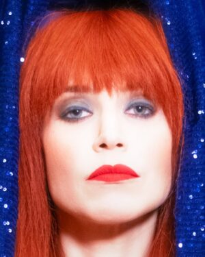 Mel Lisboa Instagram - Fotos novinhas que fiz da @mellisboa como @ritalee_oficial para celebrar! Celebrar a indicação da Mel aos prêmios APCA e Shell por “Rita Lee: uma autobiografia musical” 💙 Celebrar a prorrogação do espetáculo, até 8 de dezembro no @teatroporto (sucesso ✨✨✨)!

Sobre as fotos: Rita homenageou Nossa Senhora Aparecida nos anos 90 (última imagem do carrossel, tirada do livro “favoRita”) E esse momento é lembrado no musical. Aliás, é uma de mimhas cenas preferidas (mais não falo, para não dar spoiler). Ave Rita! Parabéns, Mel!

#ritalee