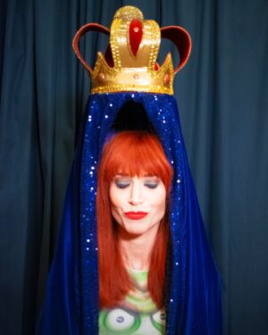 Mel Lisboa Instagram - Fotos novinhas que fiz da @mellisboa como @ritalee_oficial para celebrar! Celebrar a indicação da Mel aos prêmios APCA e Shell por “Rita Lee: uma autobiografia musical” 💙 Celebrar a prorrogação do espetáculo, até 8 de dezembro no @teatroporto (sucesso ✨✨✨)!

Sobre as fotos: Rita homenageou Nossa Senhora Aparecida nos anos 90 (última imagem do carrossel, tirada do livro “favoRita”) E esse momento é lembrado no musical. Aliás, é uma de mimhas cenas preferidas (mais não falo, para não dar spoiler). Ave Rita! Parabéns, Mel!

#ritalee