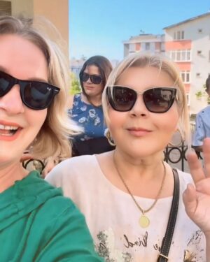 Melahat Abbasova Instagram - Azerbaycan Devlet Sanatçısı, Azerbaycanımızın gururu, ünlü besteci , İstanbul Şehir Tiyatrolarında sahneye koyduğum  değerli yazarımız Elçinin” Shakespeare”ve Hüseyiin Cavidin” İblis” oyunlarının bestecisi canım Aygünümle nihayet buluştuk. Herkesin hayatında Aygün gibi dürüst, sözü yüze deyen, merd , güvenle yastlana bileceyin bir dostu olmalı. Seni seviyorum AYGÜN. Hayatımda var olduğun üçün sene minnetdaram🙏 @aygunsamedzade @sanirabiigaa