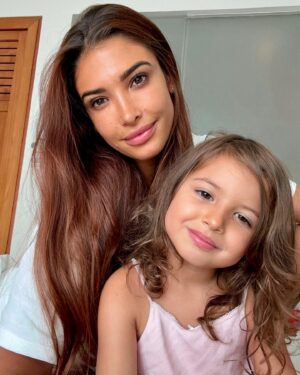 Mélanie Dedigama Instagram - Merci d’être la merveilleuse petite fille que tu es, ma Shakiki 🫶🏽.
Tu es ma meilleure amie et incontestablement l’amour de ma vie. 

Tout ce manque de sommeil, ces angoisses, ces peurs, cette charge mentale, et bien plus encore, ça en valait et en vaut tellement la peine ! MERCI de m’apprendre tant de choses sur la vie, sur moi, sur nous ! Merci d’être le plus bel apprentissage de ma vie et l’expérience la plus enrichissante et saine qui soit ♥️. 

Je t’aime d’un amour indescriptible pour l’éternité ♾️