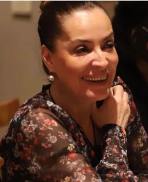 Melek Baykal Instagram - Sevgili  Özlem çok üzgünüm😔çok erken veda ettin bu dünyaya…
Ailene evlatlarına anneciğin Kuteyla’ya sabırlar diliyorum😢🙏huzur içinde uyu güzel kalpli kadın..
Mekânın cennet olsun🙏🙏🙏

#özlemakınözü  #akınakınözü  #kuteylapoyraz