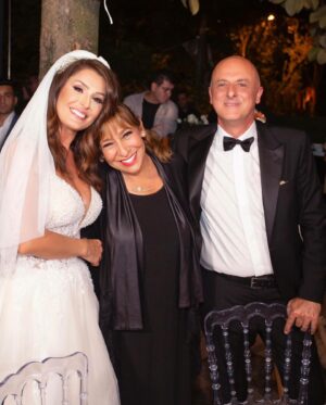 Melek Baykal Instagram - Geçtiğimiz ay sevgili canım @serapbelovacikli  ve @umit_ozlale  nin düğün törenlerindeydim🥰mutluluklarının şahitliğinide yaptım… 
Benim için hem çok mutlu keyifli bir andı , hemde inanılmaz gurur duydum….
Mutluluğunuz ömür boyu sürsün inşallah🧿🙏sevginiz hiç azalmasın katlayarak artsın🙏sizi çok seviyorum♥️😘🌹

@serapbelovacikli 
@umit_ozlale