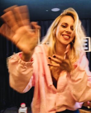 Melis İşiten Instagram - Biz 100k abone olduk a doooostlar!
Böyle bir yeeerden iki cümle kuracağım. Önce tabii ki bu kadar kısa sürede hiç yoktan yere bizi bu kadar sahiplenip izleyip bir de üzerine bunlar yetmezmiş gibi baya bize sarıldığınız için teşekkür ederiz. Ben şaşırdım hızımıza. Çok müteşekkürüz inanın. 
Bir telefonum ya da mesajımla “hemen” diye koşarak gelen tüm konuklarım, hepsi benim arkadaşım! Ne kadar teşekkür etsem kelimeler karşılamaz. Bize eşlikleri paha biçilmez🌹
E ben youtube’dan ne anlarım?
Saçmalamayın ne youtube’u!
Söylenmelerime rağmen bir gün bile bana “hadi” demekten vazgeçmeyen, bu dünyaya ait olduğumu bana anlatmaktan hiç yorulmayan, bu alanda bana benden daha çok güvendiklerini her an belli eden ve  en doğru zamanımda yeniden kartları dağıtan ortaklarım iyi ki varsınız! Onur’un tek kişilik dev kadro olarak süreci yer yer tek başına yönetip bir de yetmezmiş gibi benim ikna olmam gereken her şeylerde bana harcadığı tüm mesaileri, sabrı ve netliği. Cihan hocamızın bu dünyayı yaratırken ki varlığının yanısıra ekibin en büyüğü olarak en küçüğü neşesiyle bizimle olması, Bob’un ekibin en cool adamı tavrını hiç bozmadan ansızın verdiği ve bir anda her şeyi değiştiren içerik detayları, sevilmediğini düşündüğünüz halbuki bunun sadece bir oyun olduğu Doğu’nun içeriklerde kendini belli eden imzası diyebileceğimiz kalemi, Çağrı’nın görüntülerimizi var eden kişi olması dışında minik gülüşleriyle bizi yer yer twerklere sürükleyen halleri.
Görünenden çok fazlası olduğumuzu hep söylüyorum. Ayrıca hiç mütevazi olamayacağım, çok eğleniyoruz! Canım kamera arkası ekibimiz size düşkünüm. İlk gün söylediğimi bugün de söylerim: Siz olduğunuz için oluyor her şey, bu işin starı sizsiniz. Tüm gülüşlerime ve sıçışlarıma ortak olup bir omuz arkamda durup beni güvende hissettirdiğiniz için teşekkür ederim.
Buse’nin dokunuşları, Eylül’ümün beni hep güvende tutan yumuşaklığı ve tüm kendi haliyle benimle olan Berk’im zaaaten benim team gibi team.
Yoldayız.
Devam ediyoruz.
Garaj büyüyor.
Yeni yüzler, yeni içerikler, bam başka fikirlerle görüşüyor olacağız!
Şehir şehir gezip, hep beraber gülüşeceğimiz günler yakın.
Şşş..zaten🤭