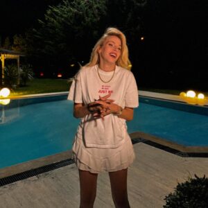 Melis İşiten Instagram - be good.
be bad.
just be.