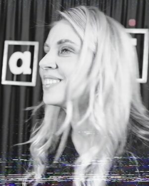 Melis İşiten Instagram - Biz 100k abone olduk a doooostlar!
Böyle bir yeeerden iki cümle kuracağım. Önce tabii ki bu kadar kısa sürede hiç yoktan yere bizi bu kadar sahiplenip izleyip bir de üzerine bunlar yetmezmiş gibi baya bize sarıldığınız için teşekkür ederiz. Ben şaşırdım hızımıza. Çok müteşekkürüz inanın. 
Bir telefonum ya da mesajımla “hemen” diye koşarak gelen tüm konuklarım, hepsi benim arkadaşım! Ne kadar teşekkür etsem kelimeler karşılamaz. Bize eşlikleri paha biçilmez🌹
E ben youtube’dan ne anlarım?
Saçmalamayın ne youtube’u!
Söylenmelerime rağmen bir gün bile bana “hadi” demekten vazgeçmeyen, bu dünyaya ait olduğumu bana anlatmaktan hiç yorulmayan, bu alanda bana benden daha çok güvendiklerini her an belli eden ve  en doğru zamanımda yeniden kartları dağıtan ortaklarım iyi ki varsınız! Onur’un tek kişilik dev kadro olarak süreci yer yer tek başına yönetip bir de yetmezmiş gibi benim ikna olmam gereken her şeylerde bana harcadığı tüm mesaileri, sabrı ve netliği. Cihan hocamızın bu dünyayı yaratırken ki varlığının yanısıra ekibin en büyüğü olarak en küçüğü neşesiyle bizimle olması, Bob’un ekibin en cool adamı tavrını hiç bozmadan ansızın verdiği ve bir anda her şeyi değiştiren içerik detayları, sevilmediğini düşündüğünüz halbuki bunun sadece bir oyun olduğu Doğu’nun içeriklerde kendini belli eden imzası diyebileceğimiz kalemi, Çağrı’nın görüntülerimizi var eden kişi olması dışında minik gülüşleriyle bizi yer yer twerklere sürükleyen halleri.
Görünenden çok fazlası olduğumuzu hep söylüyorum. Ayrıca hiç mütevazi olamayacağım, çok eğleniyoruz! Canım kamera arkası ekibimiz size düşkünüm. İlk gün söylediğimi bugün de söylerim: Siz olduğunuz için oluyor her şey, bu işin starı sizsiniz. Tüm gülüşlerime ve sıçışlarıma ortak olup bir omuz arkamda durup beni güvende hissettirdiğiniz için teşekkür ederim.
Buse’nin dokunuşları, Eylül’ümün beni hep güvende tutan yumuşaklığı ve tüm kendi haliyle benimle olan Berk’im zaaaten benim team gibi team.
Yoldayız.
Devam ediyoruz.
Garaj büyüyor.
Yeni yüzler, yeni içerikler, bam başka fikirlerle görüşüyor olacağız!
Şehir şehir gezip, hep beraber gülüşeceğimiz günler yakın.
Şşş..zaten🤭