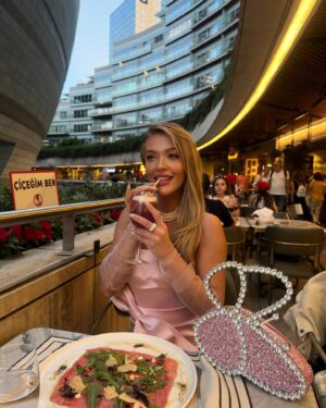 Melisa Döngel Instagram - #BARBİE 🩷

@suleymanguvencc ELBİSEM🩷

@hamiyetaktass BAYILIYORUM SANA🤍
