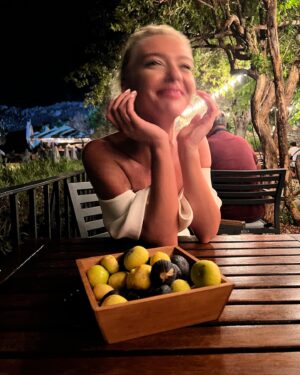 Melisa Döngel Instagram - ÇOK SEVİYORUM 🤍 

AŞK TAKTİKLERİ 2 🫶🏻 

@netflixturkiye ❤️