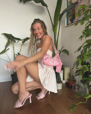 Melisa Döngel Instagram - pembe pembe gönlüm sende