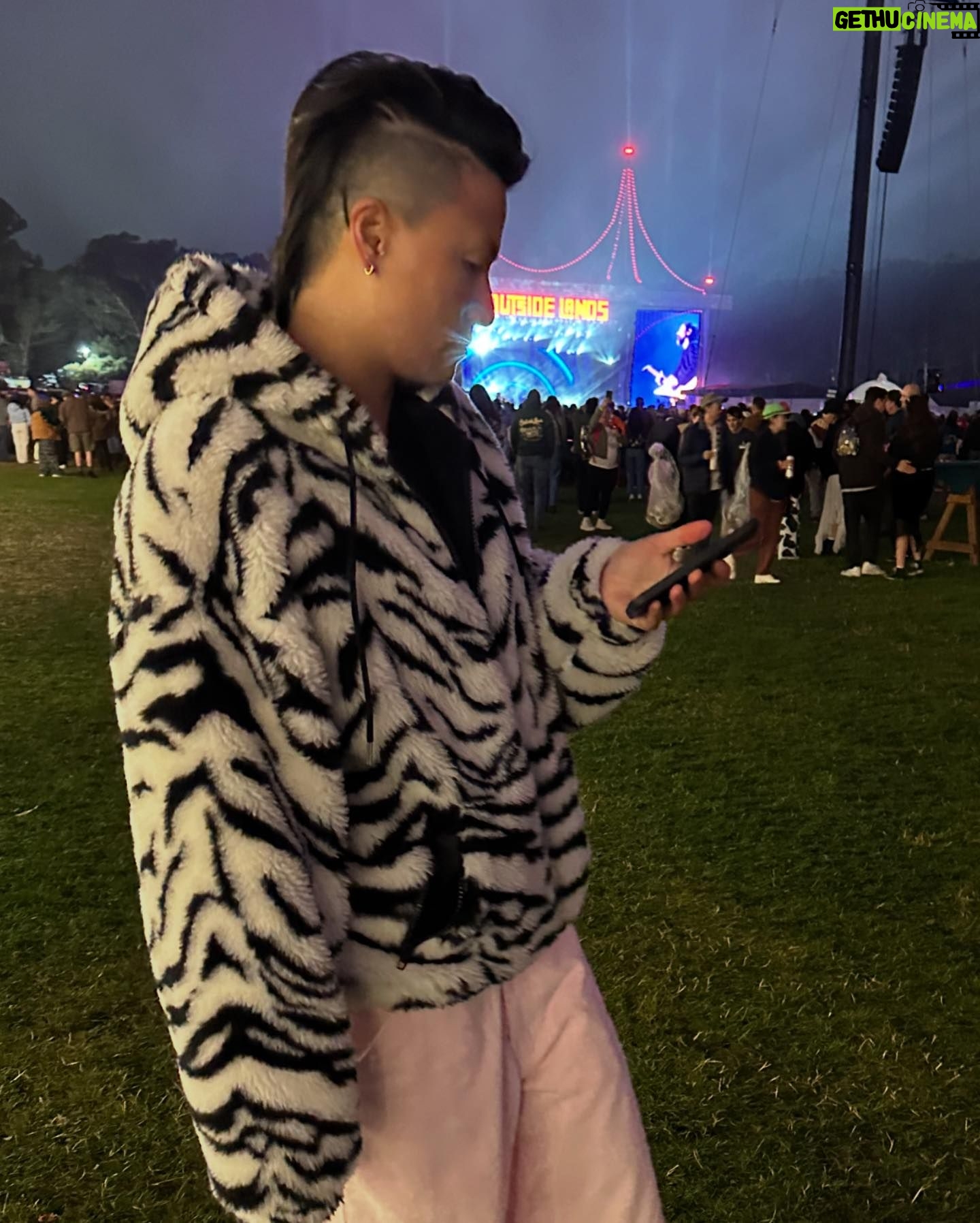 Melissa King - 3.8K Likes - I lost count of how many @outsidelands I’ve been to. I think my first was 2009 where I saved up my money only to end up with a fake GA ticket (back when it was a piece of paper and not a fancy wristband folks 👵🏽). The door people felt bad for me and let me in anyways. Fast forward, I’ve performed a few years in a row on stage with bands, cooked in the VIP tents for artists, and now am back passing out bites in the Chase Sapphire lounge. This festival has so many memories tied to it over the years from the food to freezing in the foggy magical forest, and will always hold a special place in my SF heart. Also, I can’t with this golden retriever! 😍
Outsidelands ‘24: A big thank you to @chasesapphire and the team for bringing me to OSL and everyone that came by to say hi and eat some ginger scallion lobster rolls! 😘