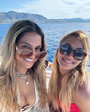 Melissa Reddy Instagram - Went to the islands to get gold, no spray tans ✨