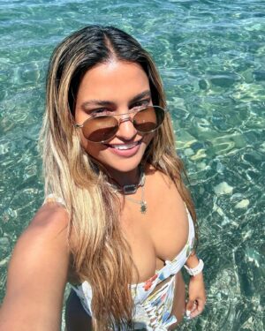 Melissa Reddy Instagram - Went to the islands to get gold, no spray tans ✨