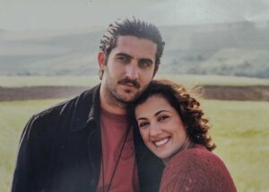 Meltem Cumbul Instagram - 🎉Memoli ile Zeyno yıllar sonra yeniden bir arada!

🐍Dün akşam efsane dizi Yılan Hikayesi’nde birlikte rol alan Memet Ali Alabora ve Meltem Cumbul Meyhane Elsewhere'de buluştu, eski günleri yad etti. Müdavimler mekanı doldurdu ve biletler saatler içinde tükendi.

Tüm katılımcılara teşekkürlerimizi sunarız. 💜

👉Bir sonraki Meyhane Elsewhere'e kayıt için link bioda.

#gatherin #online #buluşma #meyhaneelsewhere #meltemcumbul #memetalialabora #yılanhikayesi #meyhane #sohbet #muhabbet #memoli #zeyno