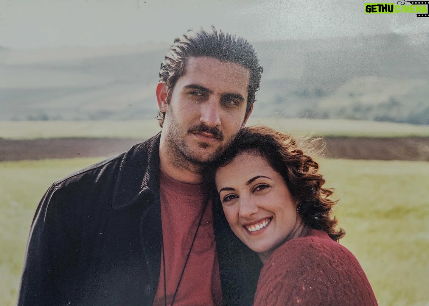 Meltem Cumbul - 26.8K Likes - 🎉Memoli ile Zeyno yıllar sonra yeniden bir arada!
🐍Dün akşam efsane dizi Yılan Hikayesi’nde birlikte rol alan Memet Ali Alabora ve Meltem Cumbul Meyhane Elsewhere'de buluştu, eski günleri yad etti. Müdavimler mekanı doldurdu ve biletler saatler içinde tükendi.
Tüm katılımcılara teşekkürlerimizi sunarız. 💜
👉Bir sonraki Meyhane Elsewhere'e kayıt için link bioda.
#gatherin #online #buluşma #meyhaneelsewhere #meltemcumbul #memetalialabora #yılanhikayesi #meyhane #sohbet #muhabbet #memoli #zeyno