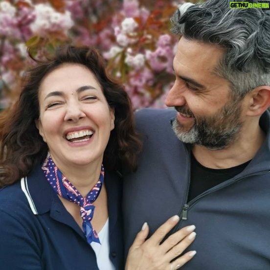 Meltem Cumbul - 26.8K Likes - 🎉Memoli ile Zeyno yıllar sonra yeniden bir arada!
🐍Dün akşam efsane dizi Yılan Hikayesi’nde birlikte rol alan Memet Ali Alabora ve Meltem Cumbul Meyhane Elsewhere'de buluştu, eski günleri yad etti. Müdavimler mekanı doldurdu ve biletler saatler içinde tükendi.
Tüm katılımcılara teşekkürlerimizi sunarız. 💜
👉Bir sonraki Meyhane Elsewhere'e kayıt için link bioda.
#gatherin #online #buluşma #meyhaneelsewhere #meltemcumbul #memetalialabora #yılanhikayesi #meyhane #sohbet #muhabbet #memoli #zeyno