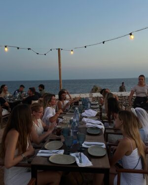 Melyssa Pinto Instagram - Que mi amiga se casaaaaaa! Y que mejor manera que despedirla de su soltería en Menorca, entre amigas y con una buena pomadita! Que por cierto probé ayer por primera vez y me encató jajaj