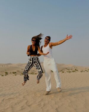 Melyssa Pinto Instagram - Publi. Nuestro último día en Abu Dhabi no ha podido ser mejor. Una de las mejores experiencias que hemos vivido en estos días sin duda. Volando el desierto en jeep, viendo uno de los atardeceres más bonitos que he visto en mi vida y disfrutando de espectáculos locales con una cena deliciosa en el campamento de @desertrosetourism Gracias por tanto, volveremos 🤍 @visitabudhabi #InAbuDhabi