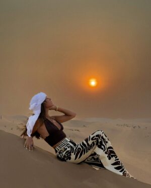 Melyssa Pinto Instagram - Publi. Nuestro último día en Abu Dhabi no ha podido ser mejor. Una de las mejores experiencias que hemos vivido en estos días sin duda. Volando el desierto en jeep, viendo uno de los atardeceres más bonitos que he visto en mi vida y disfrutando de espectáculos locales con una cena deliciosa en el campamento de @desertrosetourism Gracias por tanto, volveremos 🤍 @visitabudhabi #InAbuDhabi