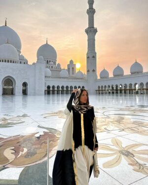 Melyssa Pinto Instagram - Publi. Primer día en Abu Dhabi y ya hemos pisado uno de los lugares más mágicos del mundo 🕌✨ y conducido un jet car por West Bay. La llegada a este lugar ha empezado de la mejor manera posible y todavía nos quedan muchos lugares por ver y muchas cosas por hacer. Gracias @visitabudhabi @rosewoodabudhabi @jetcarsuae 🤍 #InAbuDhabi