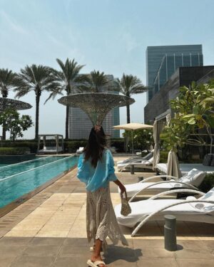 Melyssa Pinto Instagram - Publi. Primer día en Abu Dhabi y ya hemos pisado uno de los lugares más mágicos del mundo 🕌✨ y conducido un jet car por West Bay. La llegada a este lugar ha empezado de la mejor manera posible y todavía nos quedan muchos lugares por ver y muchas cosas por hacer. Gracias @visitabudhabi @rosewoodabudhabi @jetcarsuae 🤍 #InAbuDhabi