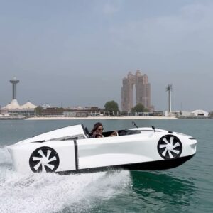 Melyssa Pinto Instagram - Publi. Primer día en Abu Dhabi y ya hemos pisado uno de los lugares más mágicos del mundo 🕌✨ y conducido un jet car por West Bay. La llegada a este lugar ha empezado de la mejor manera posible y todavía nos quedan muchos lugares por ver y muchas cosas por hacer. Gracias @visitabudhabi @rosewoodabudhabi @jetcarsuae 🤍 #InAbuDhabi