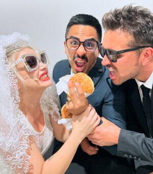 Memo Dorantes Instagram - Con este par, me caso 2 veces por semana!! 
@fuzzoficial @memodorantes 

Maruja 👰🏼‍♀️ Zacarías 🤵🏻 Justino 🦸🏻‍♂️

@un_bodorrio_de_alta_alcurnia 
17 y 24 de agosto (3:00 pm) por qué (7:00pm agotado)