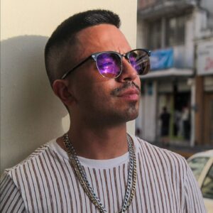 Memo Dorantes Instagram - Para ser todo un "Don Memo" necesitaba 2 cosas, mis @xiku.mx Mega Bernal X @devlynopticos y un mustachio 🕴️😎hehe #MírameAlosOjos #Xikú #Devlyn #lentes dale swipe👉🏽
📸@nay.romero_ 🔥🍀🕉️🤙