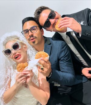 Memo Dorantes Instagram - Con este par, me caso 2 veces por semana!! 
@fuzzoficial @memodorantes 

Maruja 👰🏼‍♀️ Zacarías 🤵🏻 Justino 🦸🏻‍♂️

@un_bodorrio_de_alta_alcurnia 
17 y 24 de agosto (3:00 pm) por qué (7:00pm agotado)