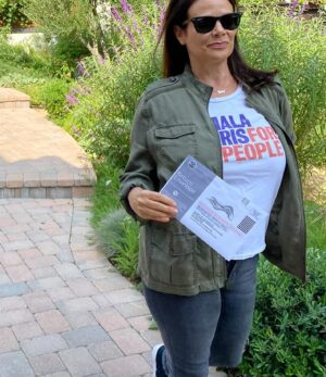 Meredith Salenger Instagram - I can’t wait to do this again! 
💙🇺🇸💙
#KamalaHarrisForThePeople
@kamalaharris @vp @kamalahq
#tb2020