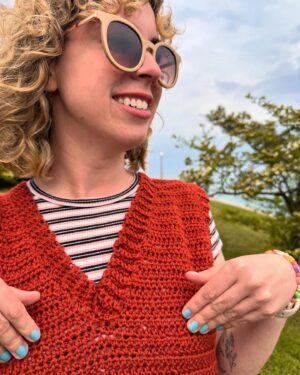 Meredith Stepien Instagram - I made my friends and coworkers leave their desks to take photos of me in the sweater-vest I made because I’m so proud 💅 I’ve just never made a piece of clothing before so it’s kinda a big deal????? “Oh this old thing???? I made it.” Anyway thank you @s.colleen for teaching me to make this and @rirraberry for taking photos and both of you for directing this very important shoot. 🧶🌳🌊