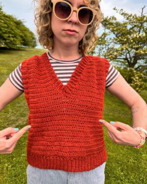 Meredith Stepien Instagram - I made my friends and coworkers leave their desks to take photos of me in the sweater-vest I made because I’m so proud 💅 I’ve just never made a piece of clothing before so it’s kinda a big deal????? “Oh this old thing???? I made it.” Anyway thank you @s.colleen for teaching me to make this and @rirraberry for taking photos and both of you for directing this very important shoot. 🧶🌳🌊
